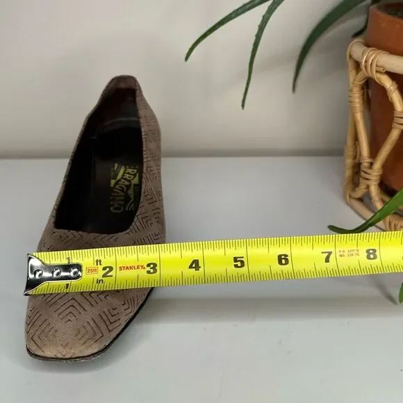 Vtg Salvatore Ferragamo Block Heel Pumps Geometric Embossed Suede Italy Made 9 - Picture 9 of 11